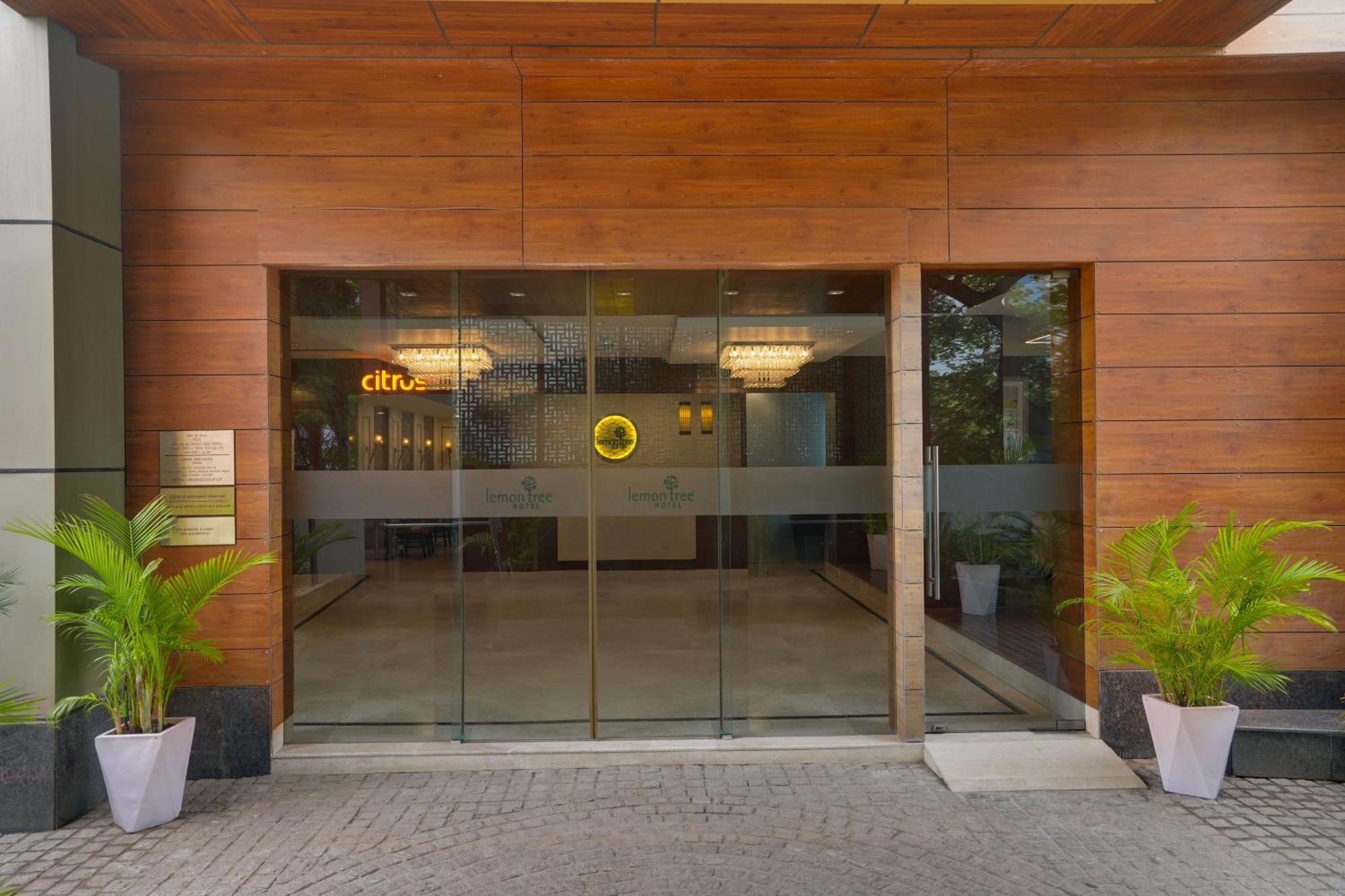 Lemon Tree Hotel, Ноида Екстериор снимка