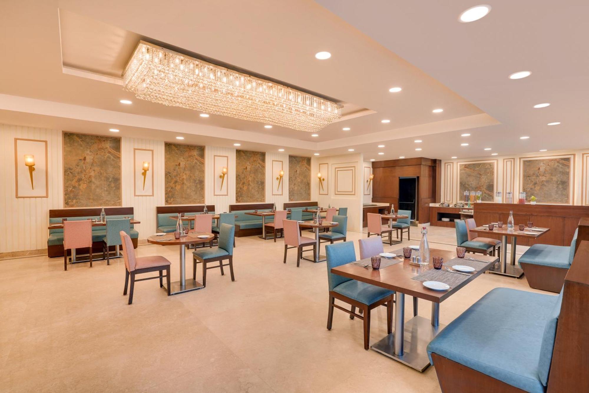 Lemon Tree Hotel, Ноида Екстериор снимка