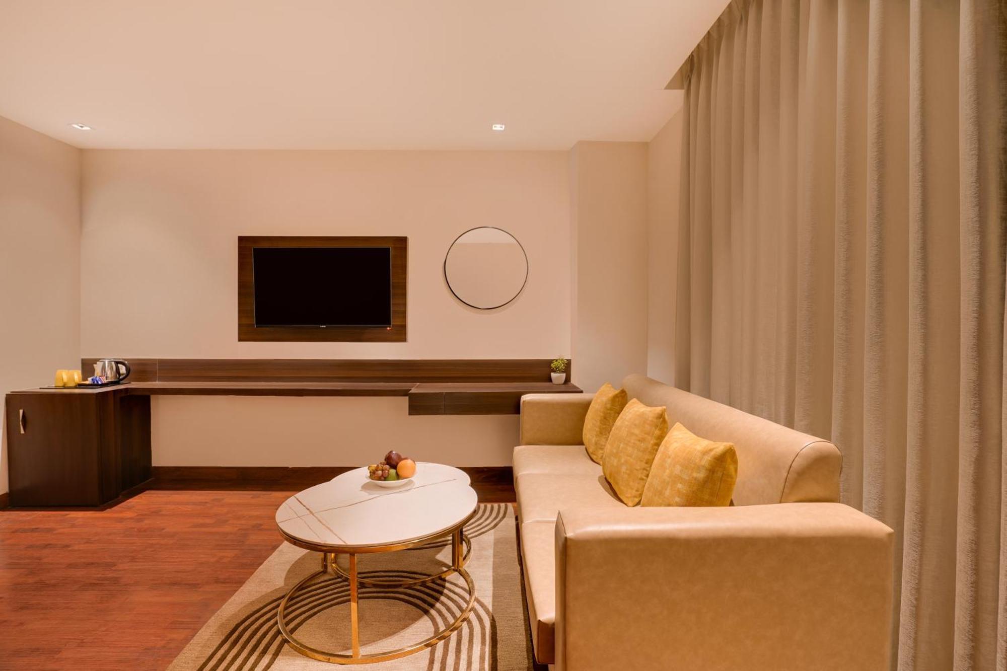 Lemon Tree Hotel, Ноида Екстериор снимка
