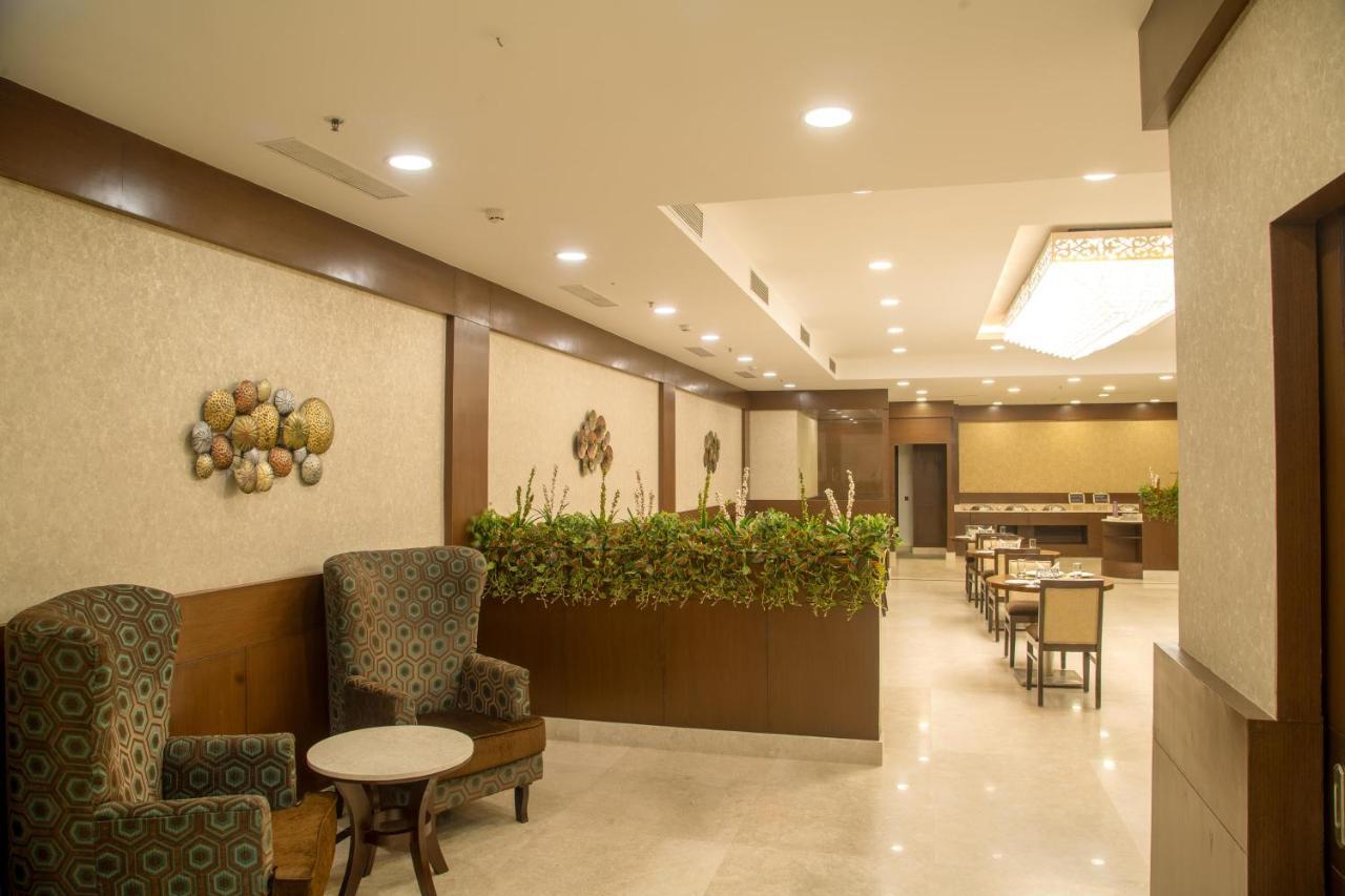 Lemon Tree Hotel, Ноида Екстериор снимка
