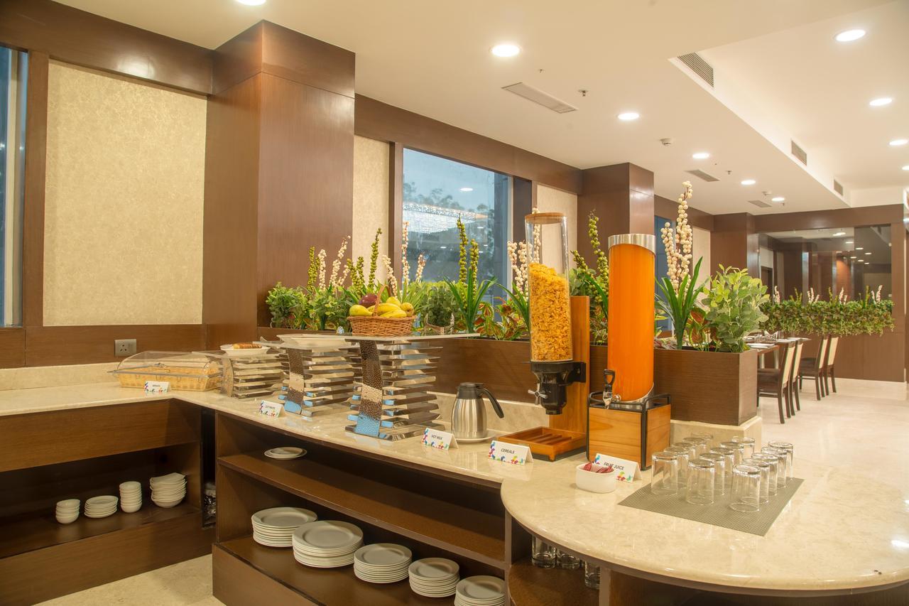 Lemon Tree Hotel, Ноида Екстериор снимка