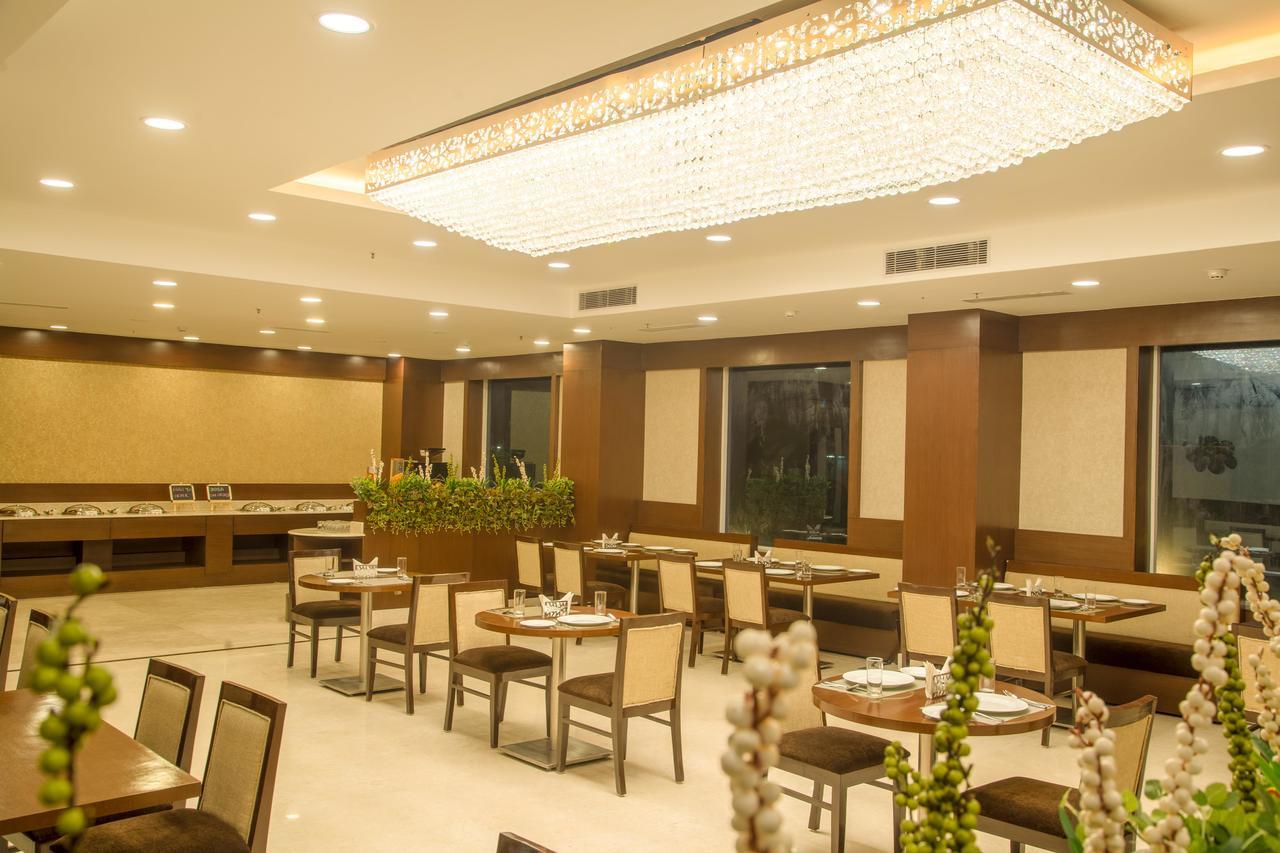 Lemon Tree Hotel, Ноида Екстериор снимка
