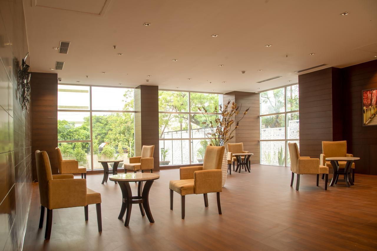 Lemon Tree Hotel, Ноида Екстериор снимка