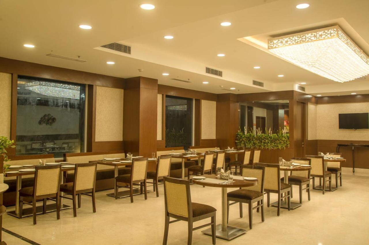 Lemon Tree Hotel, Ноида Екстериор снимка