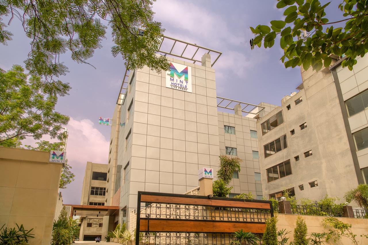Lemon Tree Hotel, Ноида Екстериор снимка